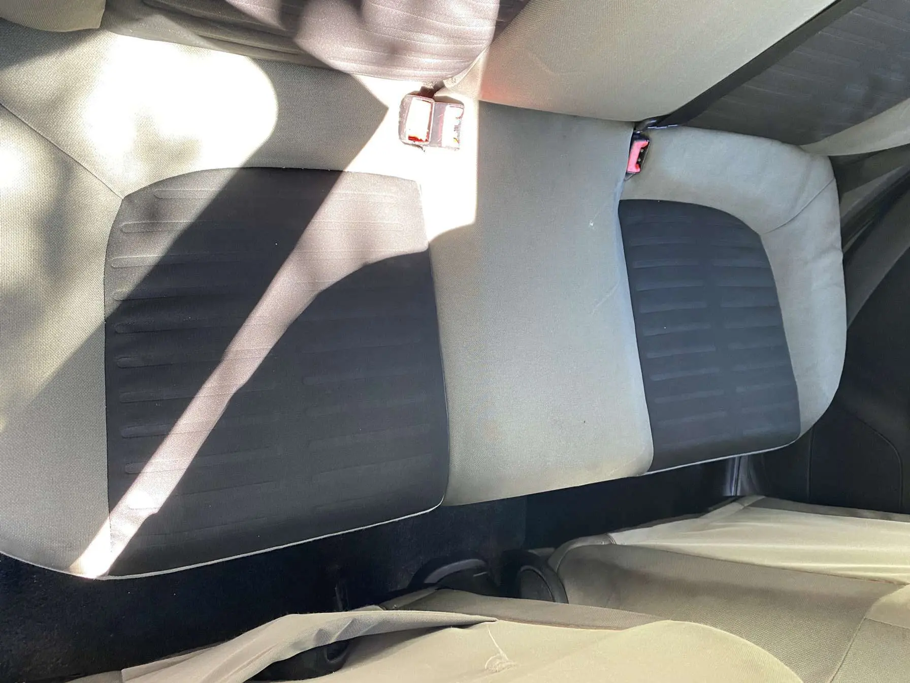 Banquette de voiture nettoyé après intervention