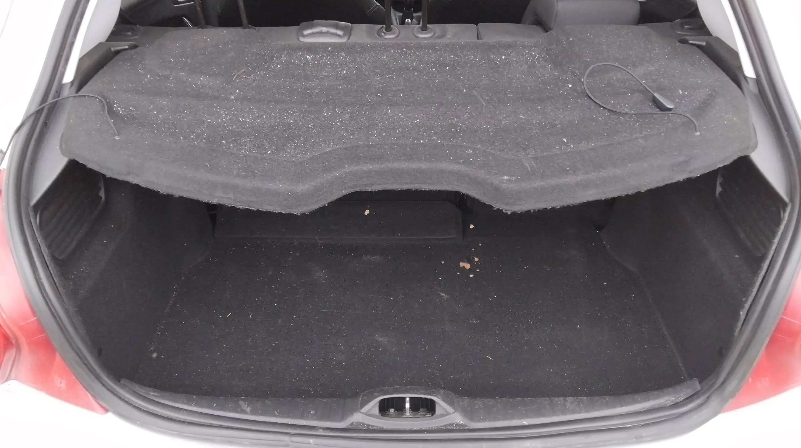 Coffre de voiture avant intervention